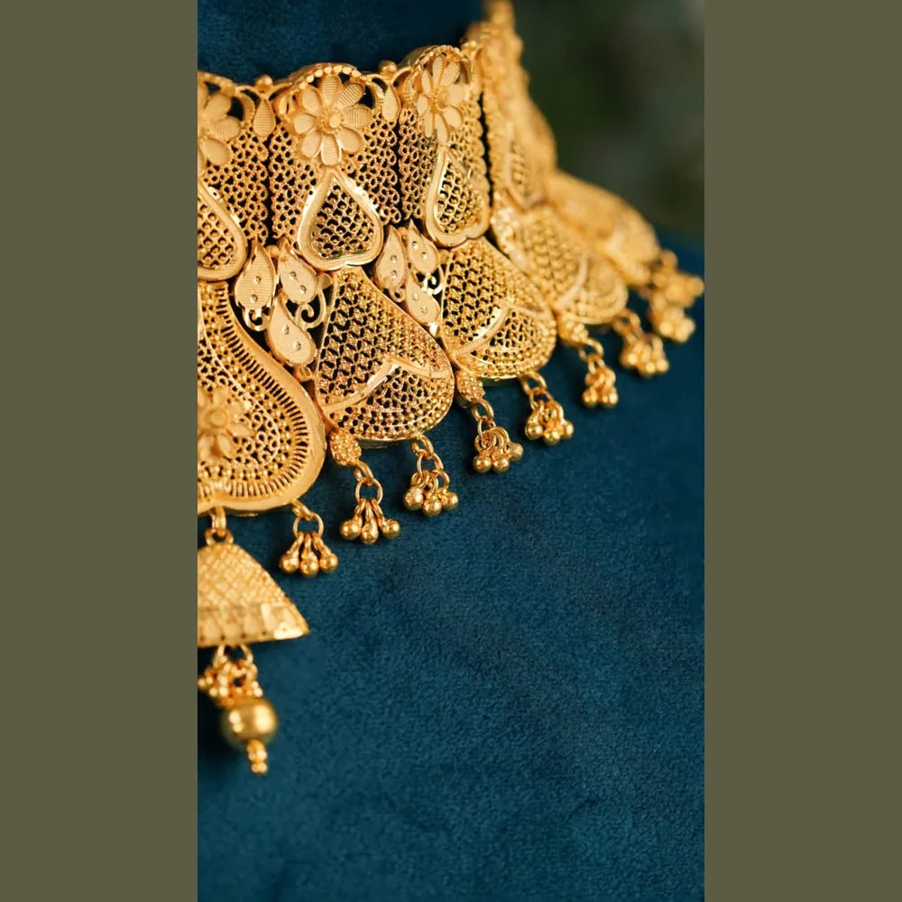 Bridal Gold Choker Necklace – Traditional Temple Jewelry Design 2025