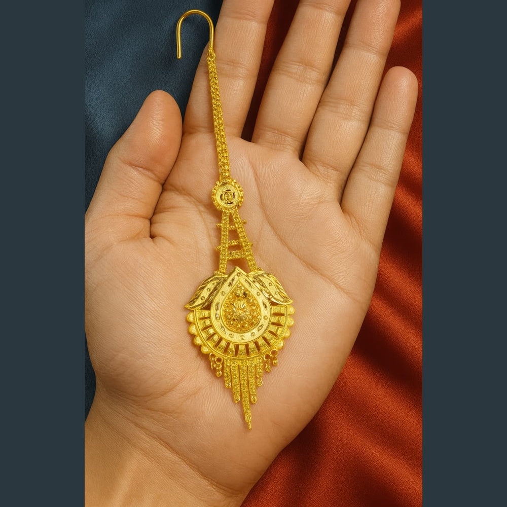 Zhome Bridal Onegram Gold Mangtika – lightweight handmade jewellery shown in palm for size reference